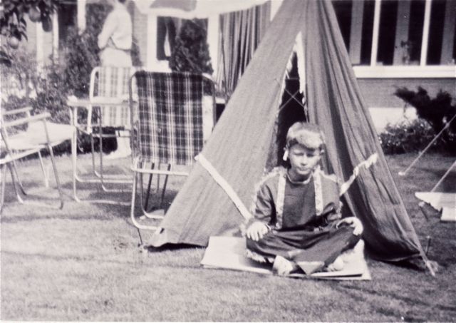 Terwijl moeder op de uitkijk stond voor aanstormende cowboys bereidde Geert zich mentaal voor op de strijd door constant aan Winnetou te denken. 